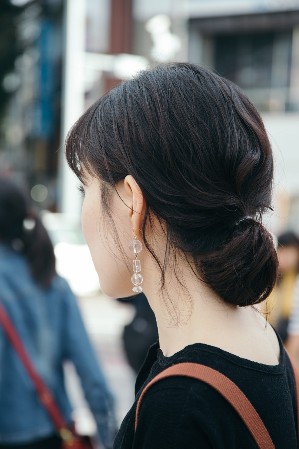 Wear earrings with different hairstyles